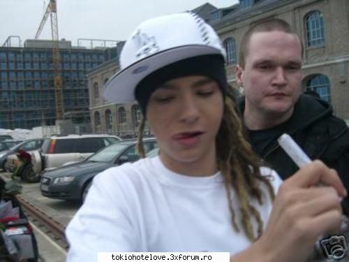 shi eu o ador..shi nu a mai fost!!! :nebun:  :nebun: ..vai tomi tine limbutza aia in guritza