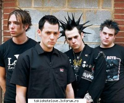 de pe coasta de est  good charlotte nu s-a deosebit foarte mult de trupe similare precum de la