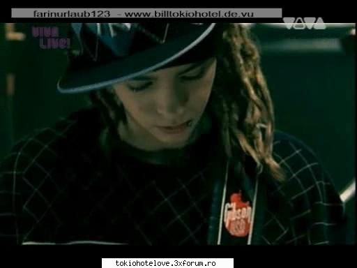 tom fratele geaman a lui bill. adopta stilul hip-hop desi este intr-o formatie de rock-pop. el este